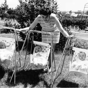 Sheila Thorns avec ses trois bébés (Susan Thorns, Roger Thorns, Julie Thorns)