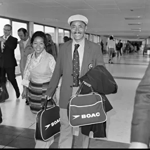 Sherpa Tensing Norgay (Sherpa Tenzing Norgay) and his wife Baku arrive at Heathrow