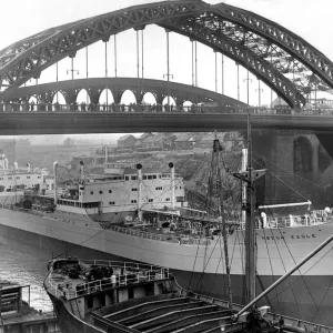 The Ship Hoegh Eagle moves up the River Wear under the Wearmouth Bridge in Sunderland The Ship Hoegh Eagle moves up the River Wear under the Wearmouth Bridge in Sunderland