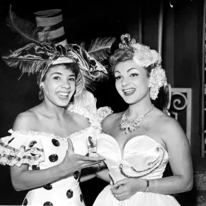 Shirley Bassey de Cardiff y la cantante francesa Odette Crystal que están haciendo su Londres.