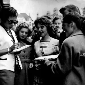 Shirley Bassey signs autographs for fans in Cardiff today - 1st Sept 1957 Shirley Bassey signs autographs for fans in Cardiff today - 1st Sept 1957