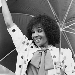 Shirley Bassey smiling under umbrella - September 1982 02 / 09 / 1982