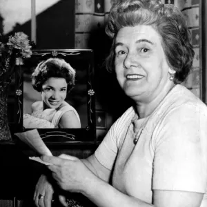 La madre de Shirley Bassey, Eliza, lee la carta de su hija contando sobre ella.