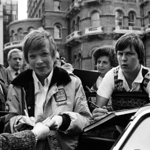 Shirley MacLaine arrive à la BBC pour promouvoir son nouveau livre Out on a Limb.