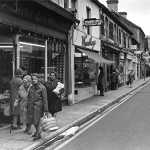Shoppers out and about in Hannah Street, Porth 25th March 1985