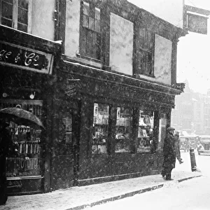 Shoppers seen here at Kingston braving the snow. January 1939