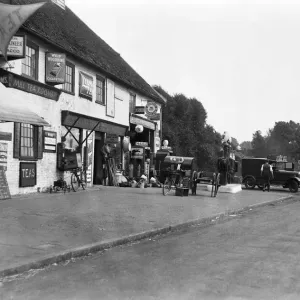 Tiendas y garaje en la Oxford Road, cerca de Old Mill, Denham, Buckinghamshire, Circa 1929. Tiendas y garaje en la Oxford Road, cerca de Old Mill, Denham, Buckinghamshire, Circa 1929.