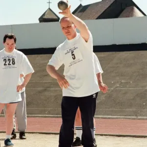 Wettbewerb im Weitsprung für Menschen mit Behinderungen auf der jährlichen Sporttagung am Clairville-Stadion