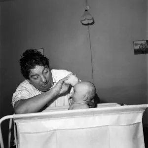Sid Field with baby. September 1948 O14844-002