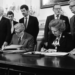 Signing Of The Anglo-Irish Agreement Nov 1985 Signing the historical agreement