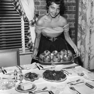 Simone Silva, actriz francesa muestra cómo crear la comida perfecta para una fiesta de cena, Londres. Simone Silva, actriz francesa muestra cómo crear la comida perfecta para una fiesta de cena, Londres.