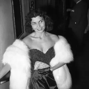 Simone Silva, actriz francesa fotografiada en la premier de cine de Cyrano de Bergerac, Londres. Simone Silva, actriz francesa fotografiada en la premier de cine de Cyrano de Bergerac, Londres.