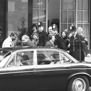Frank Sinatra Leaving Claridges Hotel, 18th May 1975 Print