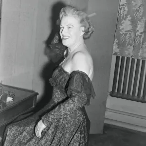 Singer Gracie Fields December 1951 017985 / 2