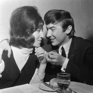 La chanteuse Helen Shapiro (17) annonce son engagement avec Nicky Crouch.