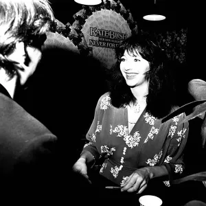 La chanteuse Kate Bush à Virgin Records dans le square d'Eldon, Newcastle signant des autographes.