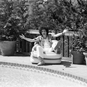 Singer Leo Sayer at home in Beverly Hills, California. 26th July 1977