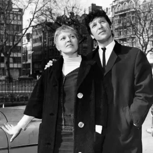 Le chanteur Tom Jones photographié avec son épouse Linda (Melinda) qui a fait une promenade.