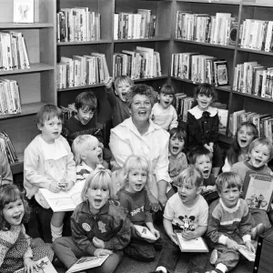 Célébrant les louanges de la nouvelle bibliothèque junior Slaithwaite sont ces enfants de. Célébrant les louanges de la nouvelle bibliothèque junior Slaithwaite sont ces enfants de.