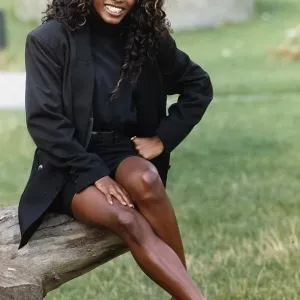 La chanteuse de pop Sinitta Basse.