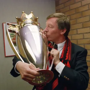 Sir Alex Ferguson avec le Trophée de la Barclays Premiership - 1993. Sir Alex Ferguson avec le Trophée de la Barclays Premiership - 1993.