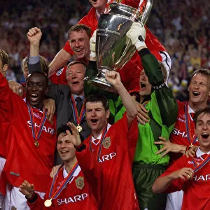 Sir Alex Ferguson and the Manchester United squad celebrate after winning the European