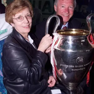 Sir Alex Ferguson and his wife Cathy with Champions League Trophy Print