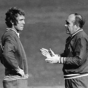 El señor Alf Ramsey habla tácticas con Bobby Moore durante una sesión de entrenamiento de Inglaterra en el campo BAC. El señor Alf Ramsey habla tácticas con Bobby Moore durante una sesión de entrenamiento de Inglaterra en el campo BAC.
