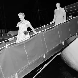 Herr und Frau Docke sehen hier auf ihrem Yacht im Kursierstädtchen Kanne am 9/52, Foto C4568