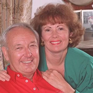 SIR FREDDIE LAKER AND WIFE JACQUELINE LAKER AT HOME 21 / 08 / 1992
