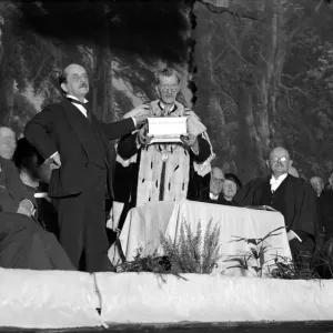 Sir James Barrie, creator of Peter Pan, recieves the Freedom of Dumfries