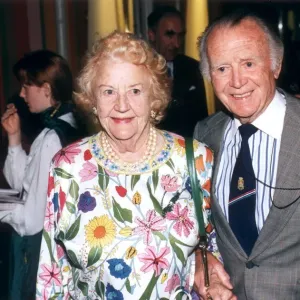 SIR JOHN Y LA SRA. MILLS EN LA FIESTA DEL cumpleaños DE BARBARA CARTLAND - 1994 SIR JOHN Y LA SRA. MILLS EN LA FIESTA DEL cumpleaños DE BARBARA CARTLAND - 1994