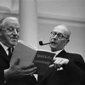 Der Herr John Wolfenden (rechts) und der Herr Stanley Rous des Fußballverbandes treffen Mitglieder Der Herr John Wolfenden (rechts) und der Herr Stanley Rous des Fußballverbandes treffen Mitglieder