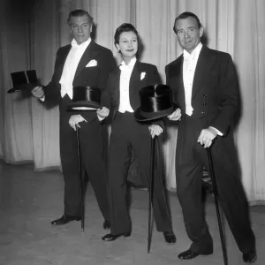 Laurence Olivier, Vivien Leigh und John Mills im Royal Variety Show von 1956 Laurence Olivier, Vivien Leigh und John Mills im Royal Variety Show von 1956