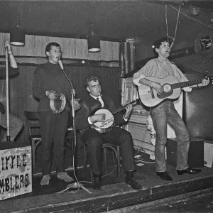 Les Skiffle Gamblers jouant sur scène à l'Old Eden Saloon Berlin. Circa 1965. Les Skiffle Gamblers jouant sur scène à l'Old Eden Saloon Berlin. Circa 1965.