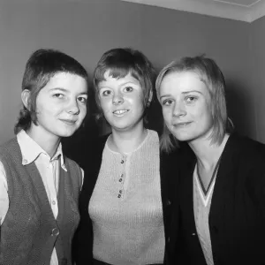 Les filles skinhead qui ont reçu l'ordre de laisser pousser leurs cheveux par la directrice de Tolworth.