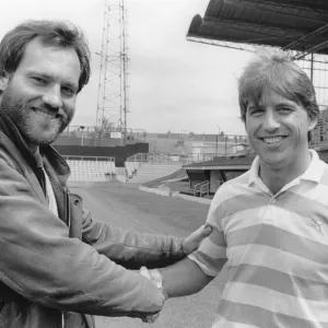 Nuevos muchachos de los Sky Blues: Martin Jol y Bob Latchford (derecha) se conocen después de unirse. Nuevos muchachos de los Sky Blues: Martin Jol y Bob Latchford (derecha) se conocen después de unirse.