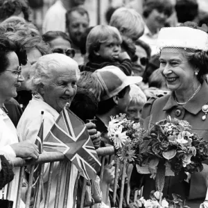 Ein Lächeln der Königin während ihres Spaziergangs in Montgomery, Wales am 12. Juli 1986 Ein Lächeln der Königin während ihres Spaziergangs in Montgomery, Wales am 12. Juli 1986