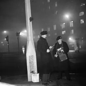 Les gardiens de la smog tenant des fusées dans la brume épaisse à Londres centre. 5 janvier 1956. Les gardiens de la smog tenant des fusées dans la brume épaisse à Londres centre. 5 janvier 1956.
