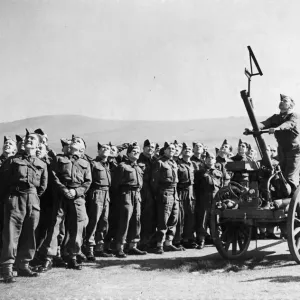 Soldiers of the British Army being trained how to elevate a gun. July 1942 Soldiers of the British Army being trained how to elevate a gun. July 1942