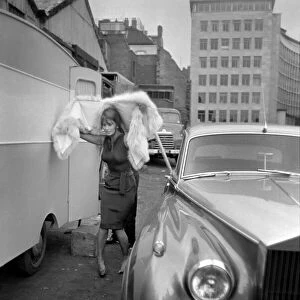 Sophia Loren filming "The Millionairess"at London Bridge. June 1960 M4468-012