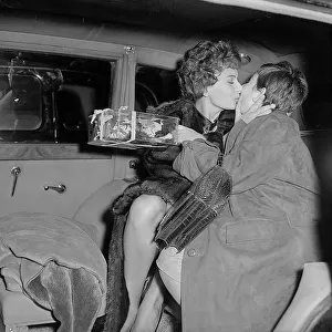 Sophia Loren kissing her sister Maria who has brought her dress for the Royal Film