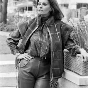 Sophia Loren fotografiada en Londres, promocionando su nuevo perfume Sophia.
