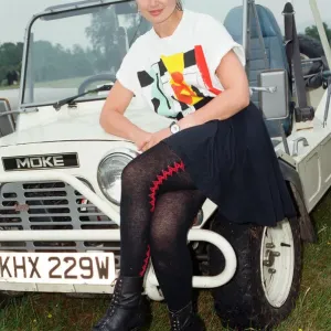 Sophie Aldred als Assistentin von Doktor Who, die Ärztin Ace, wird hier vor Ort in der Nähe von Arundel gesehen. Sophie Aldred als Assistentin von Doktor Who, die Ärztin Ace, wird hier vor Ort in der Nähe von Arundel gesehen.