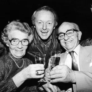 Südbank geborener Superstar Paul Daniels wurde heute zu Champagner-Charlie gefeiert, um seinen