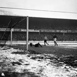 Southampton v Barnsley, League match at The Dell, Saturday 16th December 1950 Southampton v Barnsley, League match at The Dell, Saturday 16th December 1950