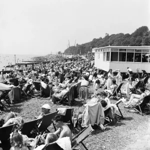 Southend beach (crowds). Southend-on-Sea, Essex, June 1960 M4333-002