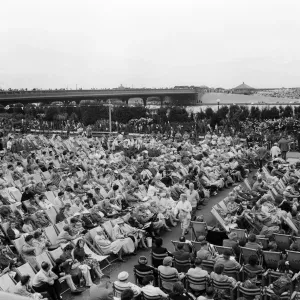 Southport, las multitudes de personas se relajan en los Jardines del Salón Floral mientras escuchan a la banda.