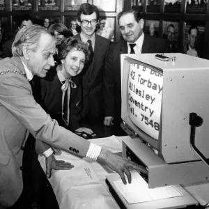 Un monitor de televisión especial para la nueva biblioteca central de Coventry ayudará a las personas a leer.