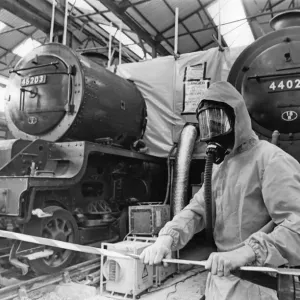 Spécialiste enlevant l'amiante bleu de deux trains à vapeur d'époque - Midland Railway Trust au.